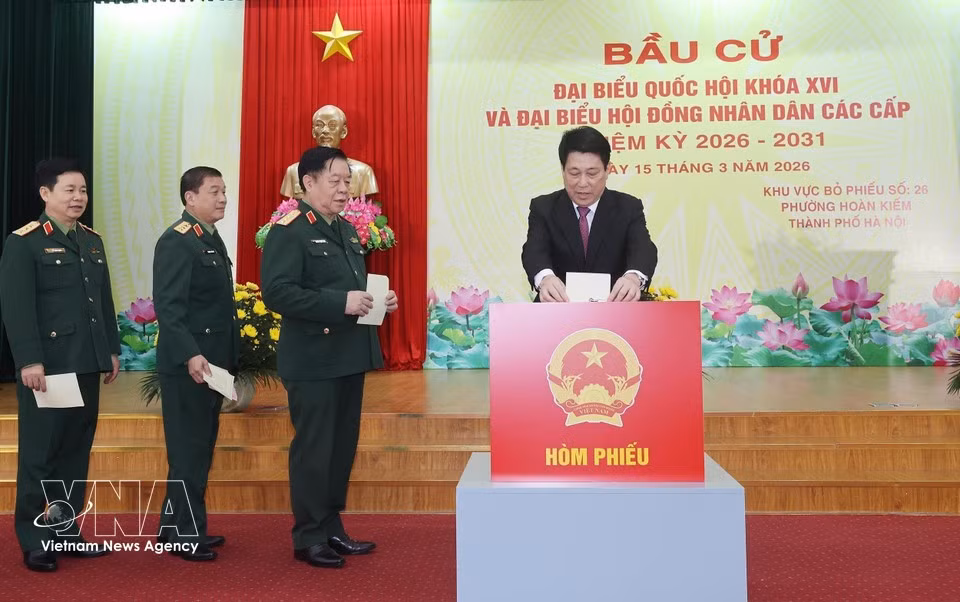 El presidente del Estado, Luong Cuong, deposita su voto en el colegio electoral número 26 del barrio de Hoan Kiem, en Hanoi. (Foto: VNA)