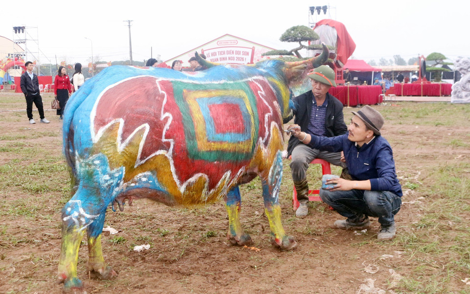 Los artistas trabajaron con entusiasmo pintando sobre los búfalos. (Foto: VNA)