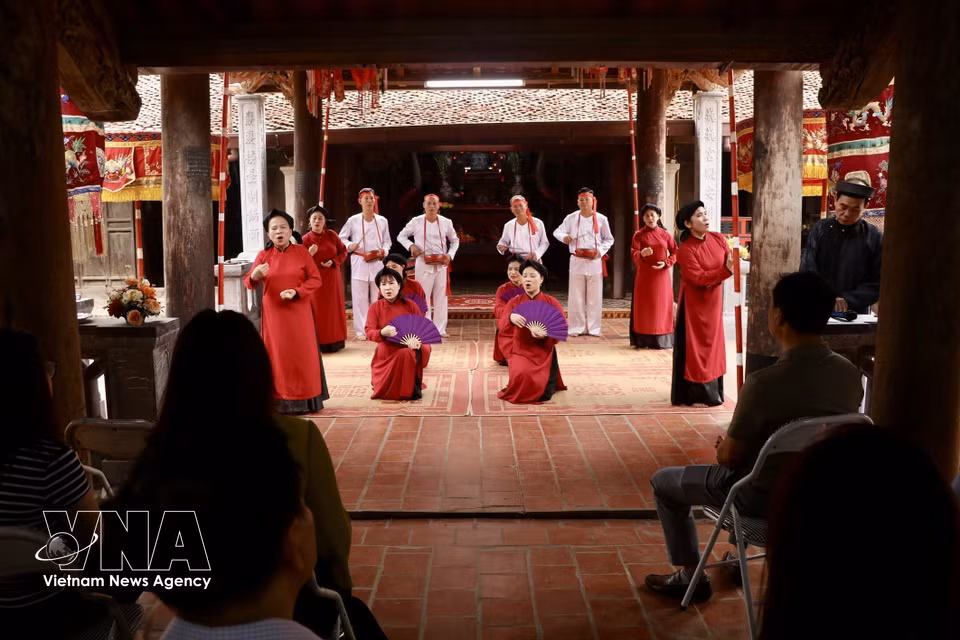Las intérpretes (dao) protagonizan las actuaciones de “Hat Hoi” con abanicos de papel, en un ambiente festivo y cercano que contrasta con la solemnidad del canto ritual (hat tho). Estas piezas reflejan la vida cotidiana, el trabajo y las relaciones afectivas en la comunidad. (Fuente: VNA)