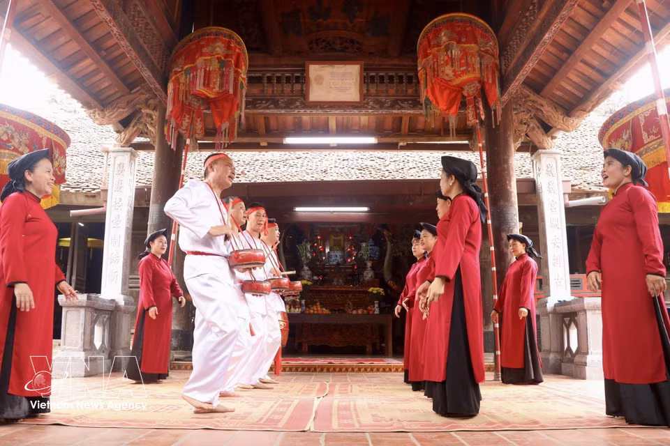 La coordinación entre los intérpretes femeninos (dao) y masculinos (kep) en el Canto Xoan da lugar a una forma de arte integral profundamente arraigada en la identidad cultural folclórica de la región del norte de Vietnam. (Fuente: VNA)