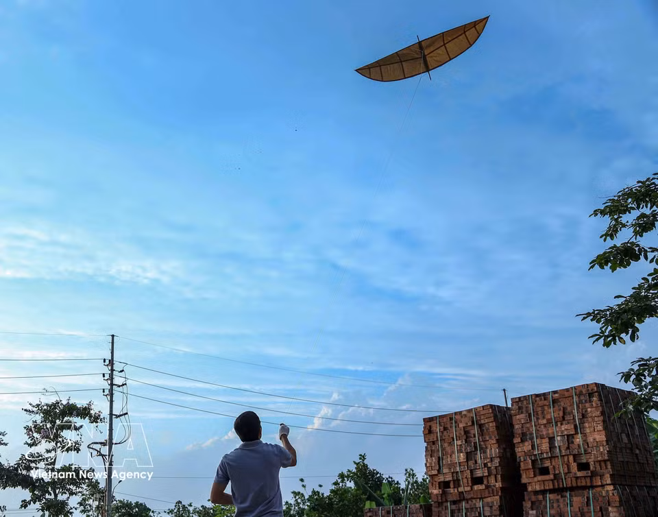 Gracias a la continuidad aportada por jóvenes artesanos como Nguyen Van Quyet, las cometas de Ba Duong Noi siguen llevando hoy el eco cultural de las aldeas rurales del norte de Vietnam hacia nuevos horizontes. (Foto: VNA)