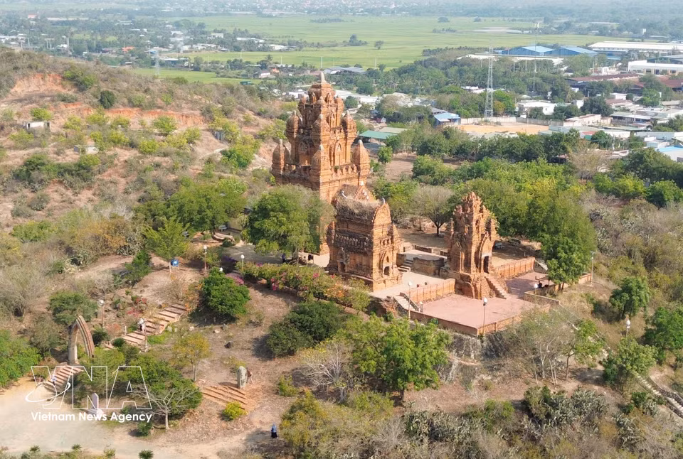 La Torre Po Klong Garai se ubica en la colina Trau (barrio Dô Vinh, Khanh Hoa). (Foto: VNA)