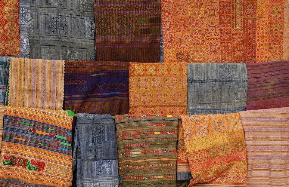Productos de lino y tejidos tradicionales de Lung Tam con colores y patrones característicos del pueblo Hmong. (Foto: VNA)