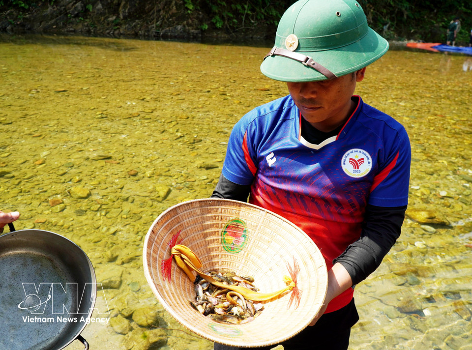 Los habitantes celebran con alegría al “cazar” muchos peces. (Foto: VNA)