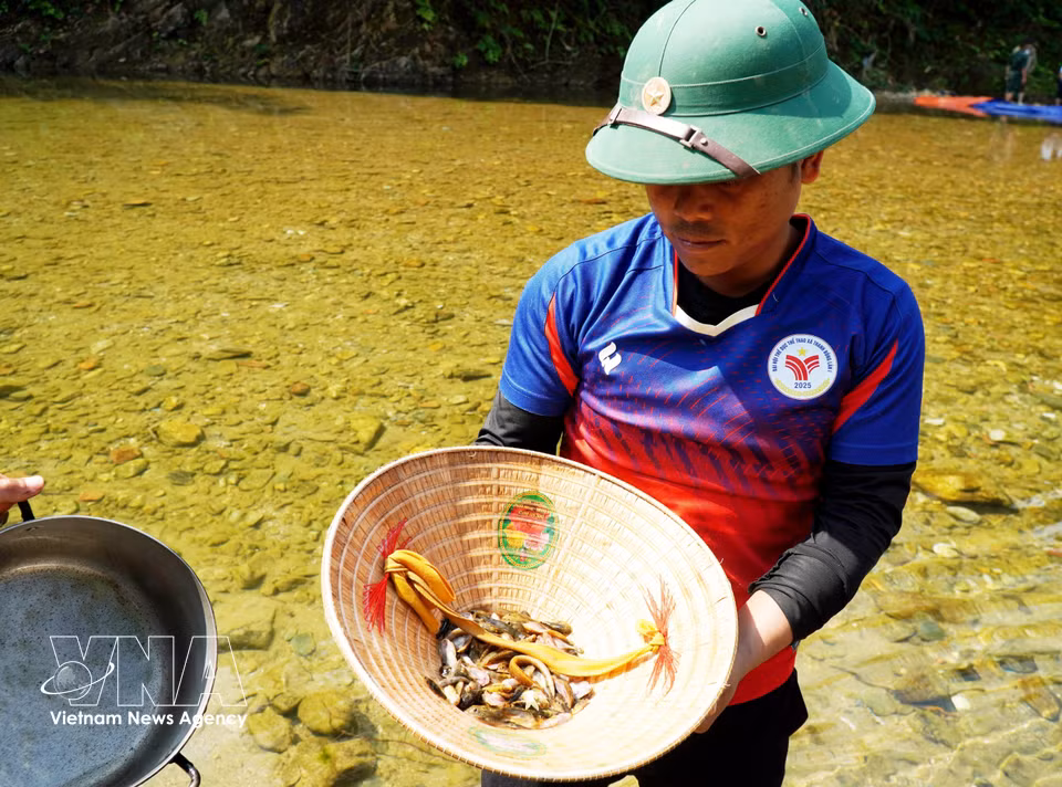 Los habitantes celebran con alegría al “cazar” muchos peces. (Foto: VNA)