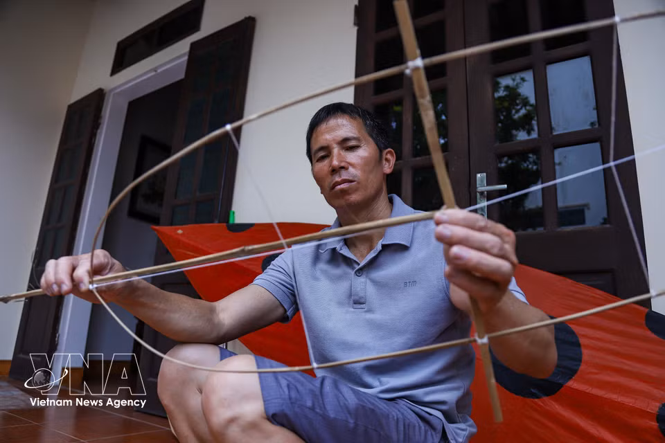 Siguiendo la pasión heredada de su padre, Nguyen Van Quyet ocupa actualmente el cargo de presidente del Club de Cometas de Flauta de Ba Duong Noi, donde mantiene las actividades comunitarias, los intercambios culturales y la enseñanza de las técnicas de fabricación de cometas a las nuevas generaciones. (Foto: VNA)