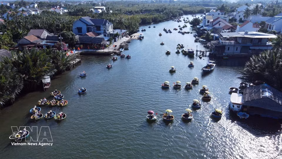 Los turistas recorren en pequeñas barcas de cesta la aldea de cocoteros de Cam Thanh, reconocida entre los 50 pueblos más bellos del mundo en 2025. Foto: VNA