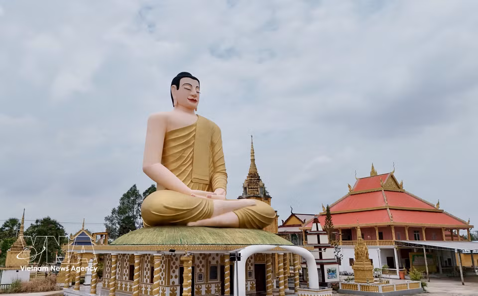 La estatua de Buda Shakyamuni en meditación constituye uno de los principales símbolos de la pagoda Serey Meang Kol Sa Kor, en An Giang. (Foto: VNA)