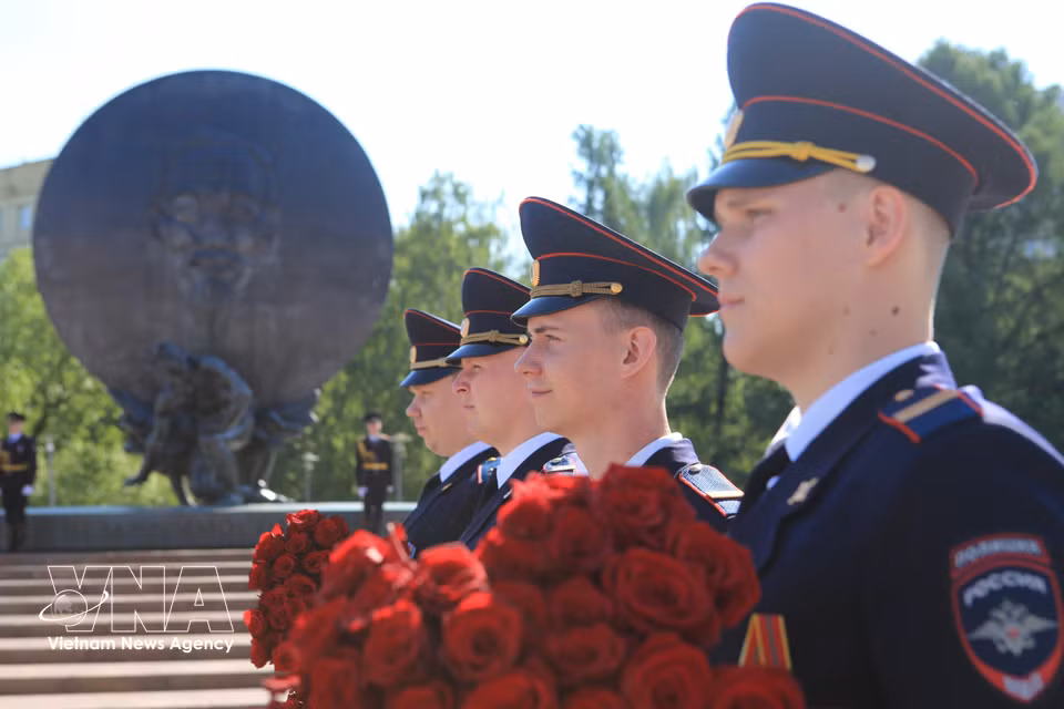 La Guardia de Honor del Departamento del Interior de Moscú deposita respetuosamente una ofrenda floral ante el Monumento al Presidente Ho Chi Minh en Moscú. (Fuente: VNA)