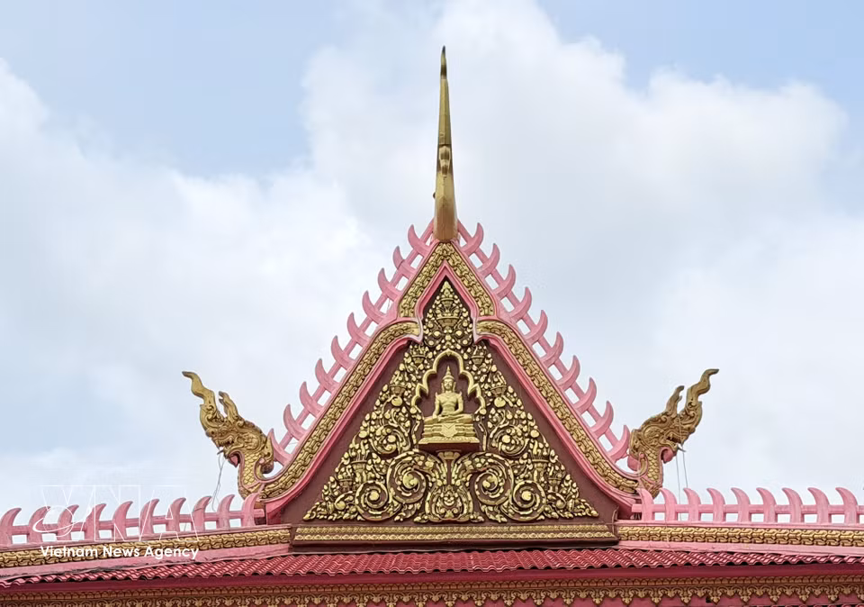Las figuras del ave sagrada Krud y los dragones que adornan el techo del templo simbolizan fuerza y protección en la cultura khmer. (Fuente: VNA)