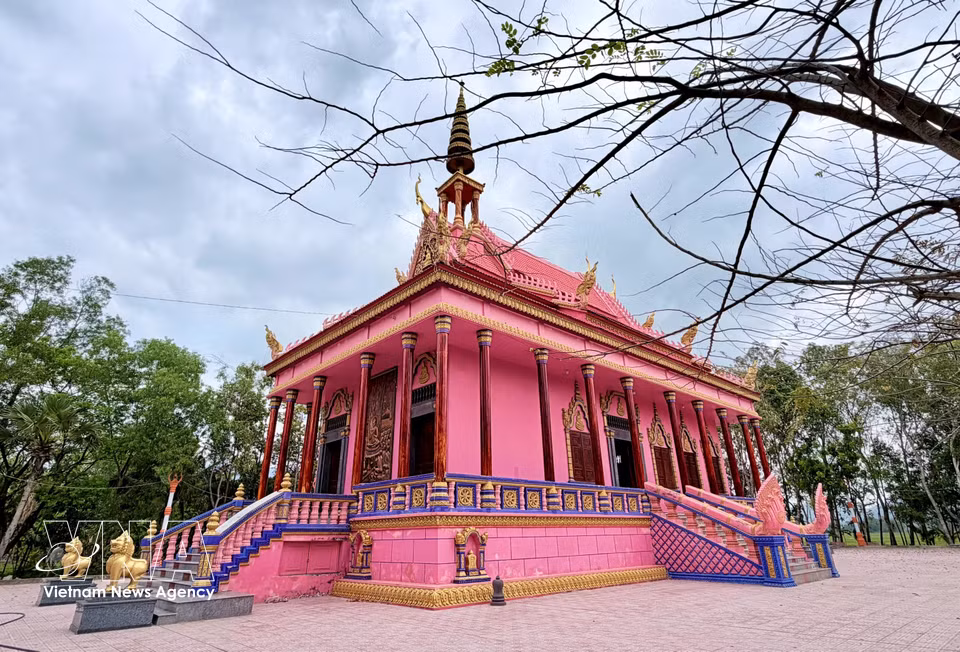 El tono rosado, en armonía con los delicados motivos decorativos khmeres, resalta la singularidad de la arquitectura de la pagoda Hang Cong. (Fuente: VNA)