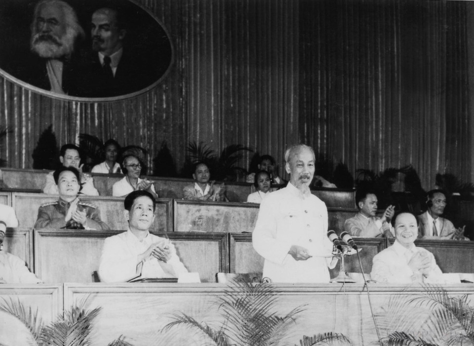 El Tercer Congreso del Partido se celebró en Hanoi del 5 al 12 de septiembre de 1960, con 525 delegados representando a más de 500.000 miembros del Partido. El Congreso eligió a Ho Chi Minh para continuar como Presidente del Partido y a Le Duan como Primer Secretario del Comité Central. También trazó la dirección para construir el socialismo en el norte y liberar el sur para la reunificación del país. En la imagen: El Presidente Ho Chi Minh y los camaradas Le Duan, Truong Chinh en el Tercer Congreso del Partido. (Foto: VNA)