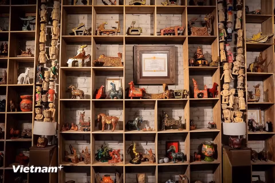 El caballo Giong es una obra culminada tras una década de dedicación del artesano Nguyen Tan Phat. Esta colección de piezas exclusivas fue presentada con motivo del Año Nuevo Lunar del Caballo 2026. (Fuente: Vietnam+)