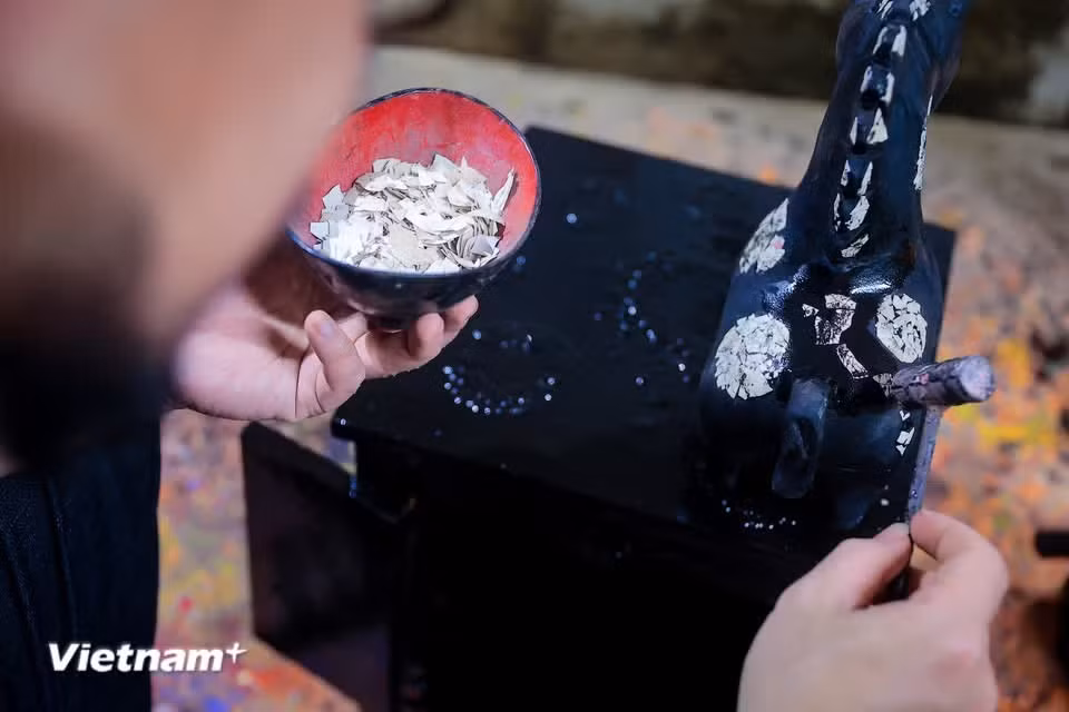 Cada caballo se ajusta con precisión en proporciones, líneas y expresiones, de acuerdo con la historia que inspira su creación en cada etapa. (Fuente: Vietnam+)