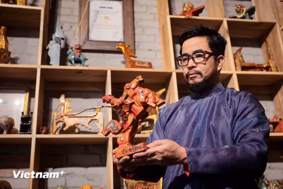 Inspirada en la figura legendaria de Thanh Giong (Santo Giong) montando su caballo de hierro, la colección 2026 narra, a través de la artesanía, una historia profundamente arraigada en la cultura nacional. (Fuente: Vietnam+)