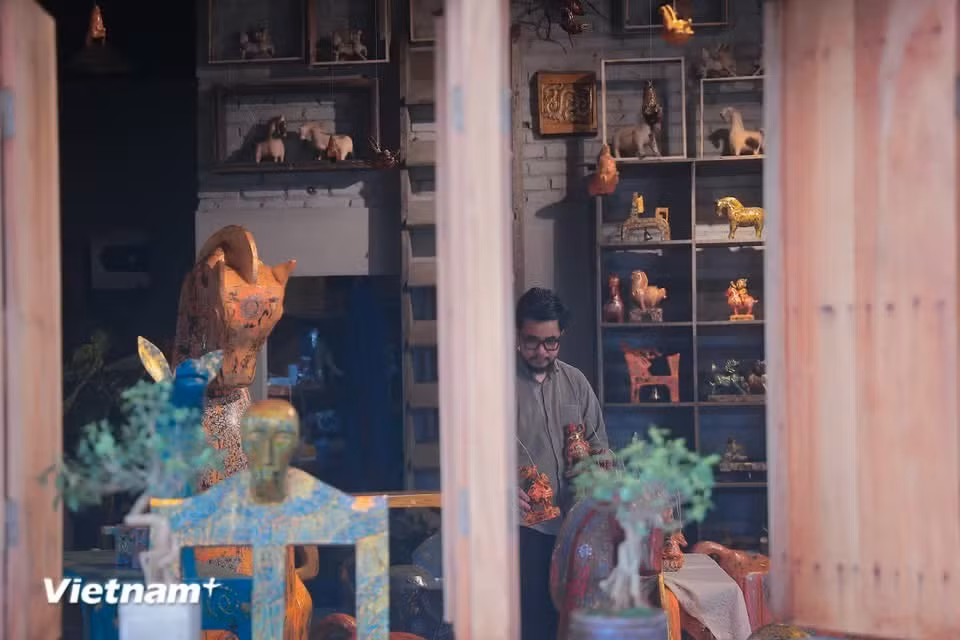 Nguyen Tan Phat asegura que sus creaciones son una fusión entre el patrimonio cultural y el diseño interior moderno, ratificando los valores estéticos y de feng shui de la artesanía tradicional de Vietnam. (Fuente: Vietnam+)