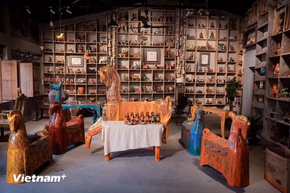 Nguyen Tan Phat creó la obra “Bat ma truy phong”, que incluye una mesa que evoca la forma del caballo y ocho sillas con siluetas equinas, siendo el conjunto de mayor escala dentro de la colección “Giong”. (Fuente: Vietnam+)