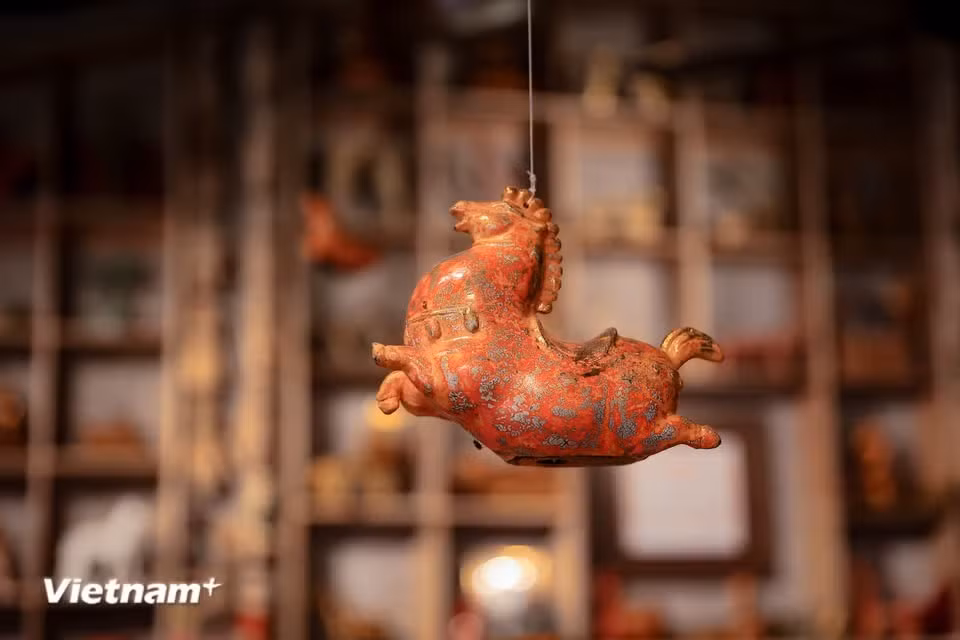 Mediante el arte de la laca, la figura del caballo Giong trasciende el ámbito épico y se incorpora a la vida cotidiana. (Fuente: Vietnam+)