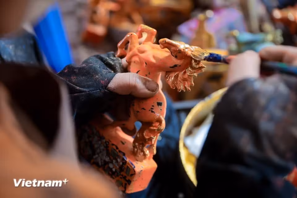Las esculturas se elaboran siguiendo un riguroso proceso tradicional de lacado, con múltiples capas de recubrimiento, pulido y decoración minuciosa, usando materiales como oro, plata, cáscara de huevo y nácar. (Fuente: Vietnam+)