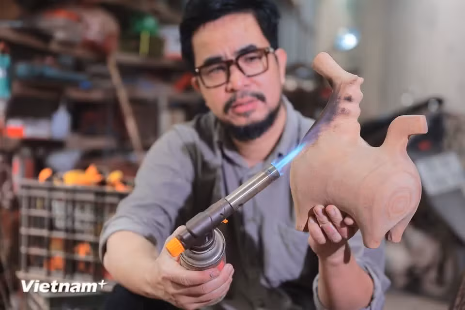 De manera especial, el artesano Nguyen Tan Phat también creó este año varias figuras equinas robustas como un elemento innovador, contribuyendo a dar forma a una colección 2026 única para el año lunar del Caballo. (Fuente: Vietnam+)