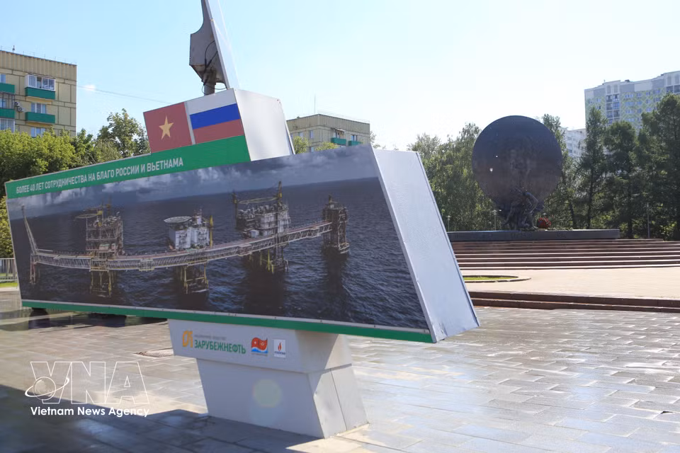 El conjunto arquitectónico formado por la Plaza y el Monumento al Presidente Ho Chi Minh representa un destacado símbolo de las relaciones de amistad entre Vietnam y Rusia.(Fuente: VNA)