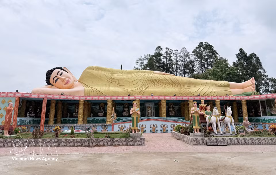 La estatua del Buda reclinado entrando en el Nirvana, de 100 metros de longitud, en la pagoda Serey Meang Kol Sa Kor. (Foto: VNA)