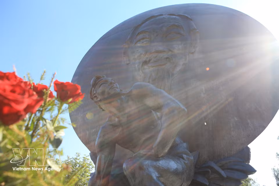 La escultura monumental del Presidente Ho Chi Minh fue inaugurada en Moscú en 1990, con motivo del centenario de su nacimiento. (Fuente: VNA)
