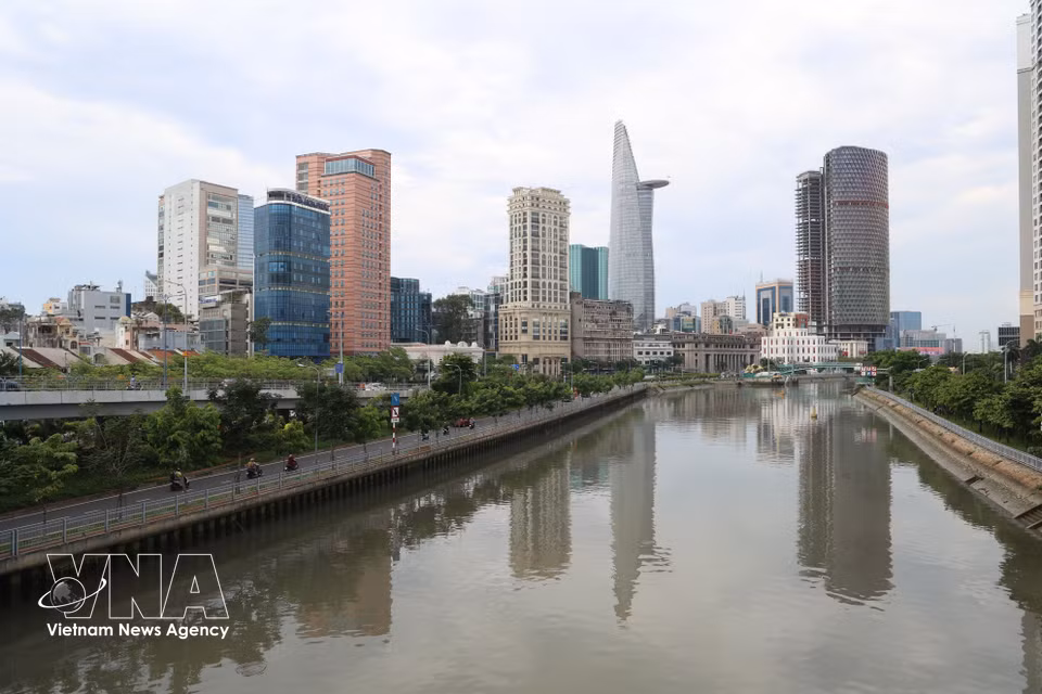 Las aguas limpias del canal Tau Hu–Ben Nghe reflejan los modernos edificios de Ciudad Ho Chi Minh, en una vista captada desde el puente Calmette. (Foto: VNA)
