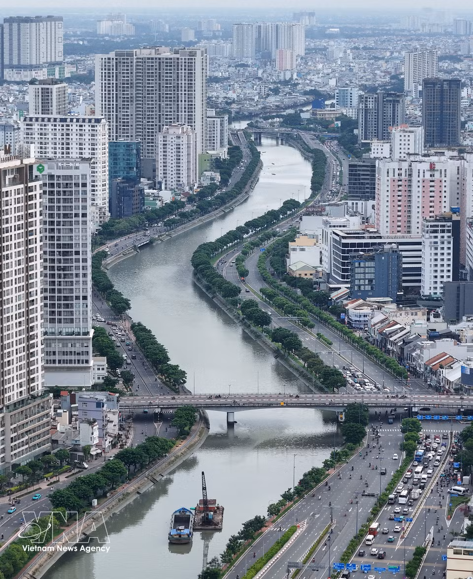 El canal Tau Hu–Ben Nghe, junto con la avenida Vo Van Kiet, conforma un importante eje de conexión Este–Oeste de Ciudad Ho Chi Minh. (Foto: VNA)