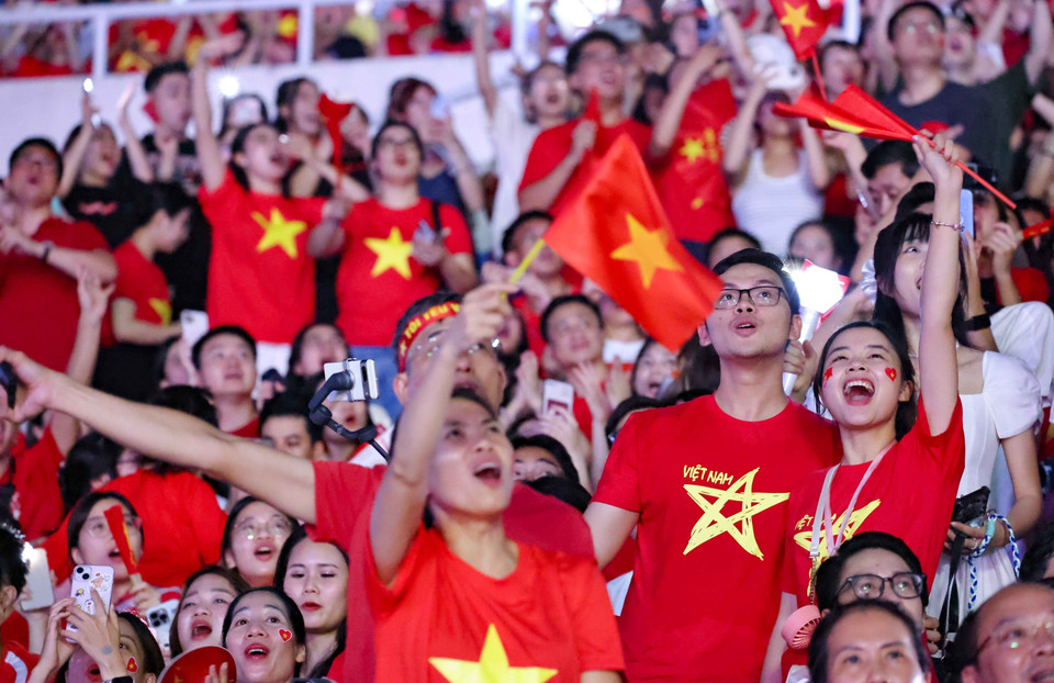 El programa artístico y político “La patria en el corazón” por el 80 aniversario de la Revolución de Agosto y la Fiesta Nacional del 2 de septiembre ofrece un emotivo viaje que conecta los recuerdos heroicos del pasado con las aspiraciones del presente y el futuro. Foto: VNA