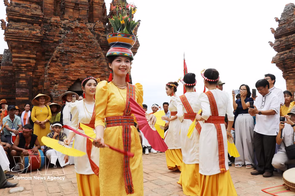 Jóvenes de la etnia Cham realizan una danza de bienvenida durante el festival Kate en la Torre Po Klong Garai (barrio Dô Vinh, Khanh Hoa). (Foto: VNA)