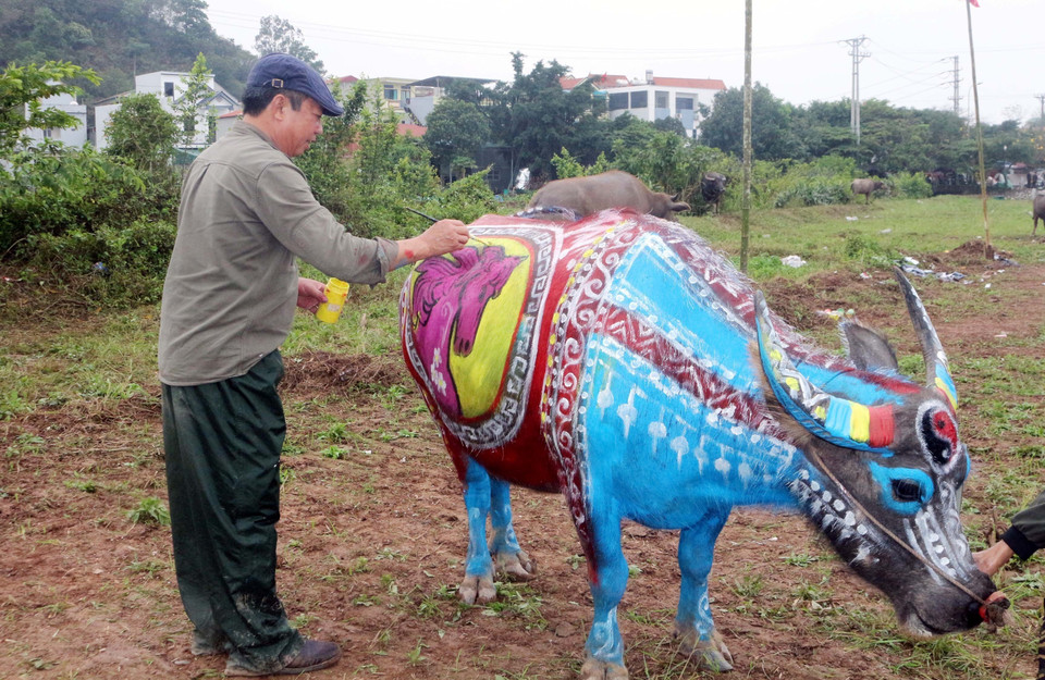 El tema que los artistas plasmaron sobre los búfalos en 2026 estuvo relacionado principalmente con el animal simbólico del Año Nuevo Lunar 2026, el caballo. (Foto: VNA)