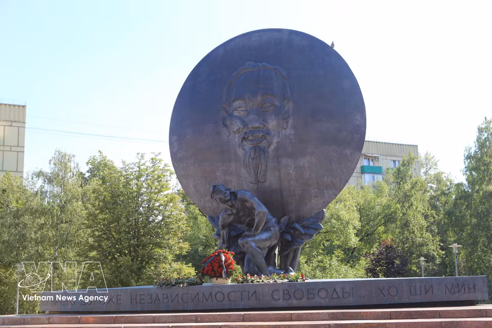 El monumento dedicado al líder vietnamita se erige como un homenaje permanente a su legado y como una expresión del respeto mutuo entre las dos naciones. (Fuente: VNA)