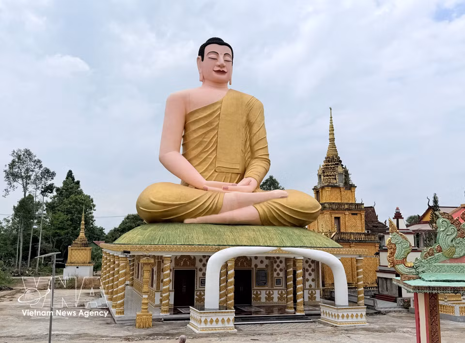 La estatua de Buda Shakyamuni meditando, de 27 metros de altura, destaca en el sereno entorno de la pagoda Serey Meang Kol Sa Kor, en An Giang. (Foto: VNA)