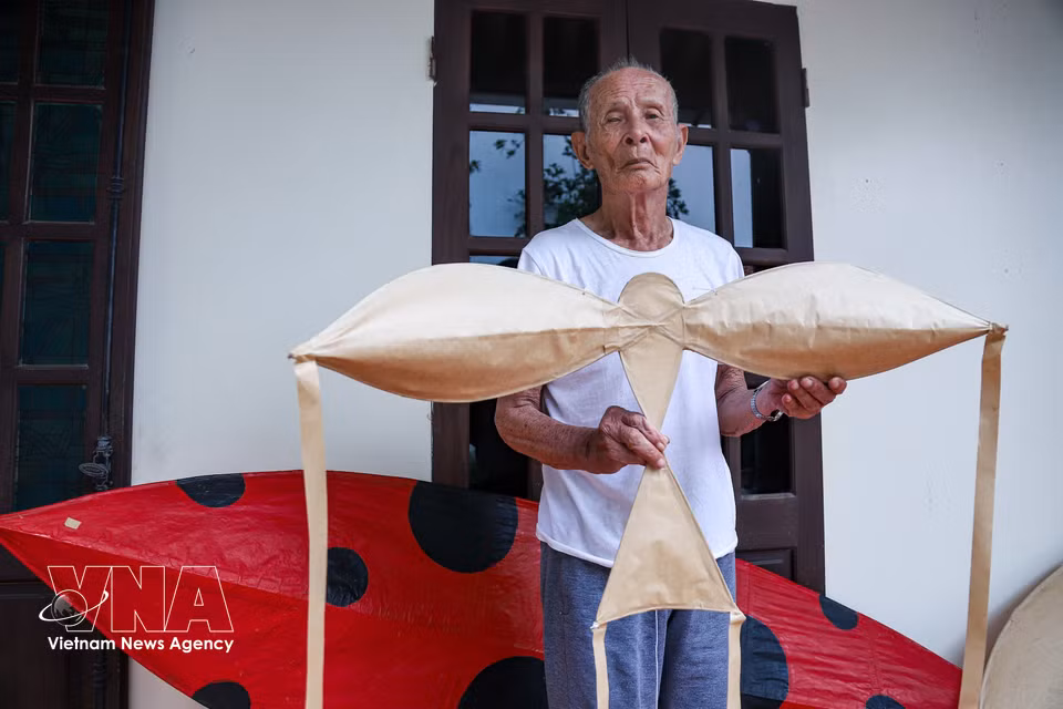 El artesano Nguyen Van Boi, de 92 años, es conocido desde hace décadas por fabricar las cometas que vuelan más alto de la región y recibió el título de artesano distinguido en 2019. (Foto: VNA)