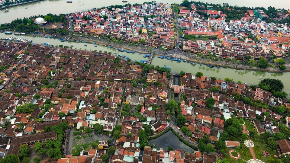 Paseos en barco por el río Hoai, sintiendo el apacible ritmo de la vida que fluye con este río que ha presenciado los altibajos de la historia. Foto: VNA