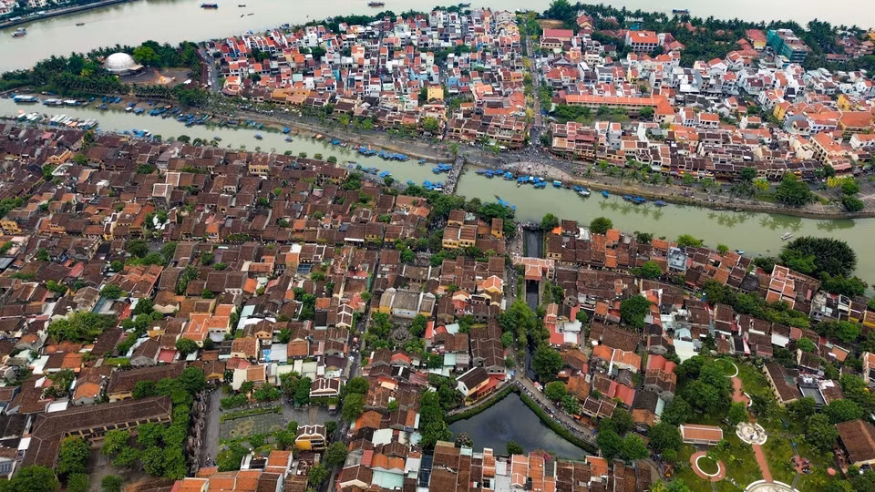 Paseos en barco por el río Hoai, sintiendo el apacible ritmo de la vida que fluye con este río que ha presenciado los altibajos de la historia. Foto: VNA