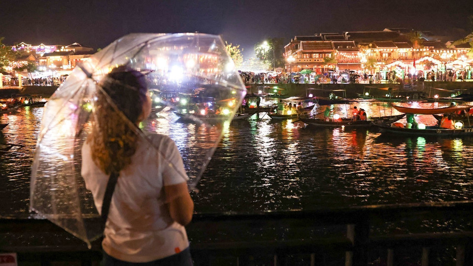 Cuando las calles se encienden, la luz de los faroles no solo despeja la oscuridad, sino que también despierta la nostalgia en el corazón del casco antiguo. Foto: VNA