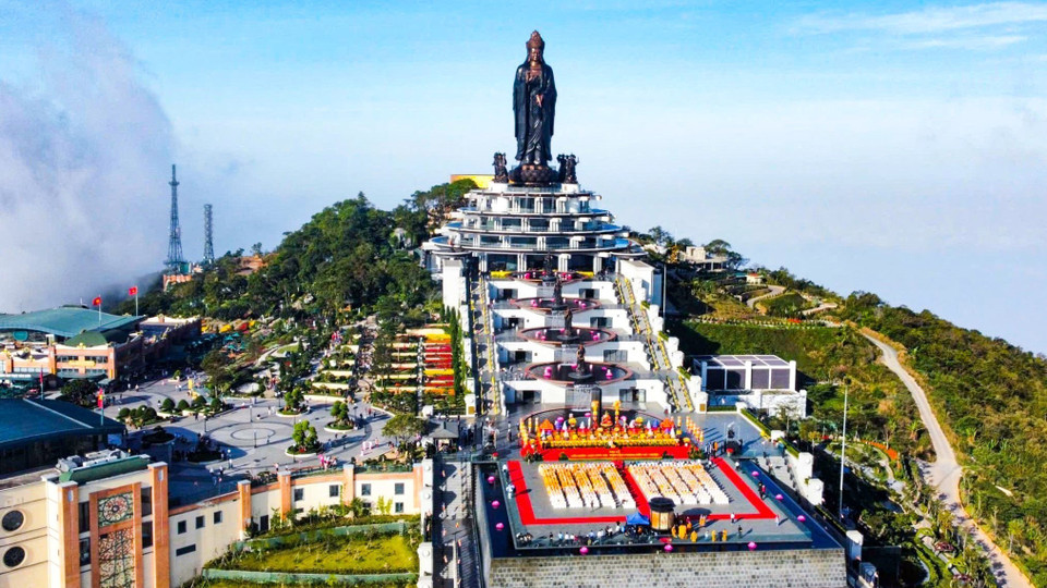 Vista panorámica de la Gran ceremonia de oración por la paz y la prosperidad nacional en la cima del Monte Ba Den. Foto: VNA