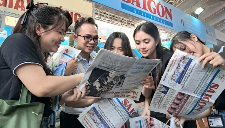 Los lectores conocen periódicos en Ciudad Ho Chi Minh durante el Festival Nacional de Prensa de 2024. Foto: VNA