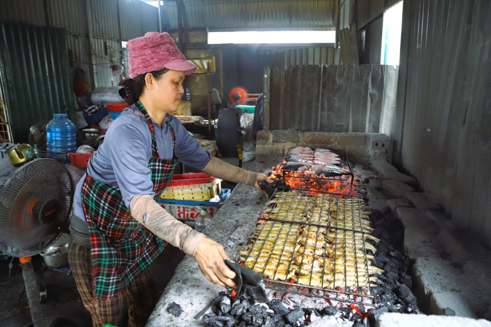 Mujeres de la aldea costera de Yen Thinh asan pescado con carbón vegetal en un horno situado junto a la desembocadura marina de Lach Van. Foto: VNA