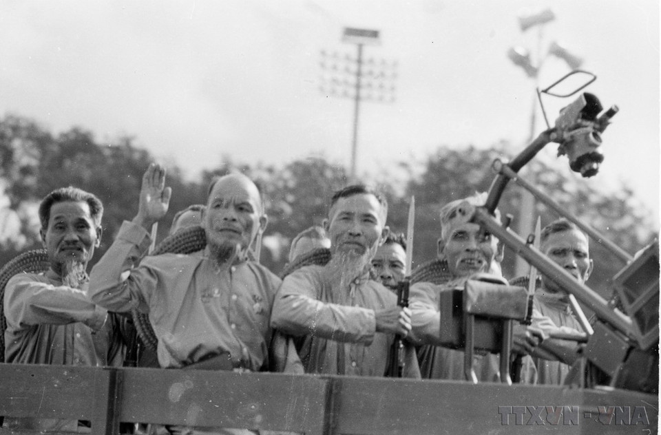 Milicianos veteranos asistieron al desfile en la Plaza Ba Dinh en 1975. Foto: VNA