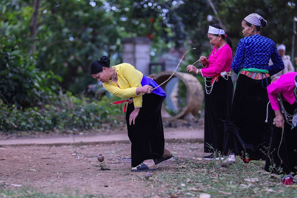 El equipo cuyo trompo deja de girar primero es el perdedor. Foto: VNA.