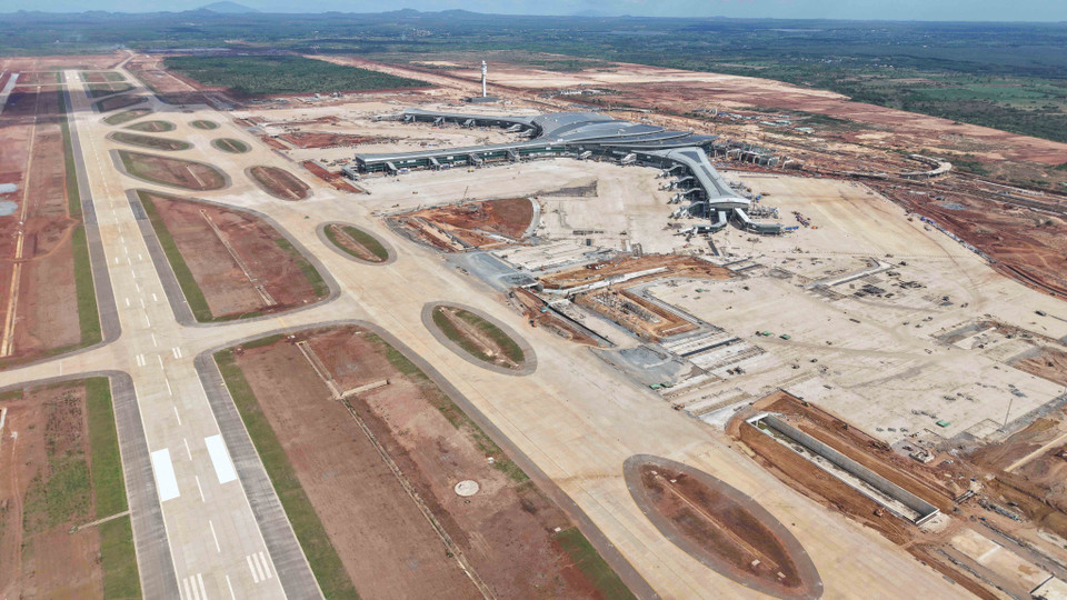 Pistas y torre de control de tráfico aéreo del Aeropuerto de Long Thanh a mediados de diciembre de 2025. Foto: VNA
