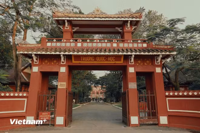 La entrada principal, de arquitectura tradicional, consta de dos niveles; el superior es de madera y el techo está cubierto con tejas vidriadas amarillas. Foto: VietnamPlus.