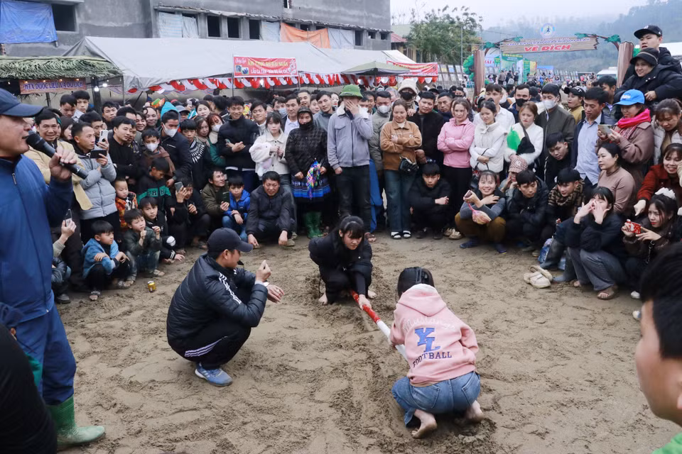 Mediante la organización de festivales tradicionales, se atrae a los turistas a descubrir y vivir experiencias. Foto: VNA