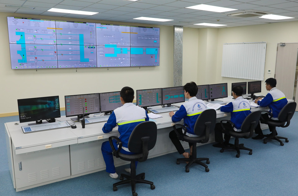 La sala de control central gestiona y supervisa todas las actividades de la planta. Foto: VNA