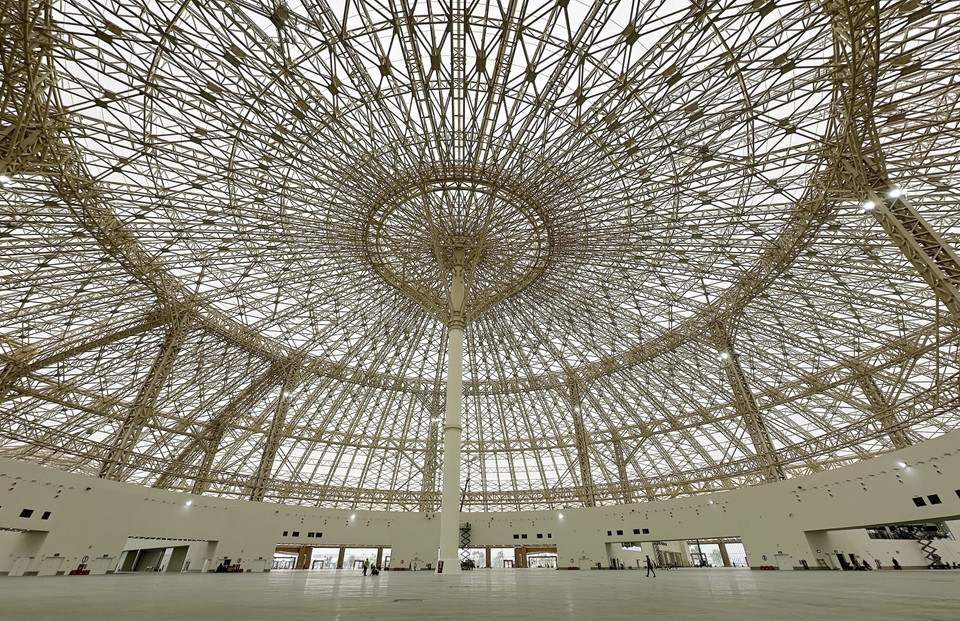 La estructura abovedada del pabellón ha sido diseñada con una impresionante infraestructura de 24 mil toneladas de acero. Foto: VNA