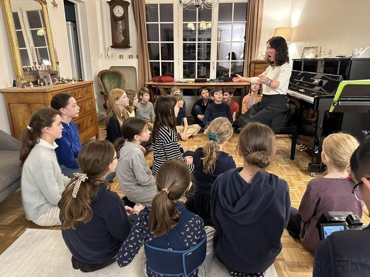 El coro infantil "Choeur Tim" de la ciudad francesa de Versalles fue fundado en marzo de 2023, con aproximadamente unos 30 niños de entre 8 y 12 años provenientes de familias francesas, franco-vietnamitas y vietnamitas residentes en Versalles. Foto: VNA