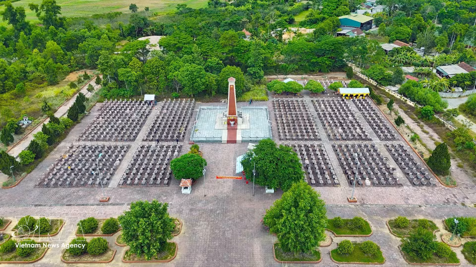 El Cementerio de los Mártires de Huong Khe, lugar de descanso eterno de más de 750 mártires, entre ellos 84 cuyas tumbas aún no han podido ser identificadas. (Foto: VNA)